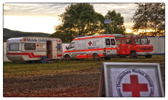 Foto: Zwei Sanitäter stehen in einemFußballstadion und schauen auf das Feld.